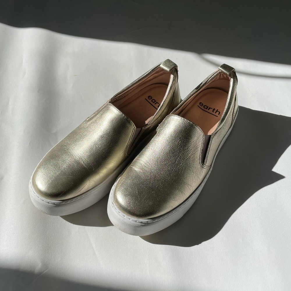Earth shoes in pale gold